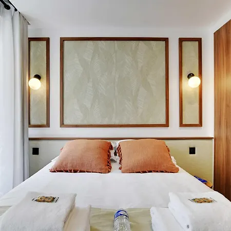 Pelican - Louvre Apartment