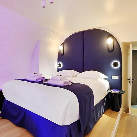 Pelican - Louvre * Paris